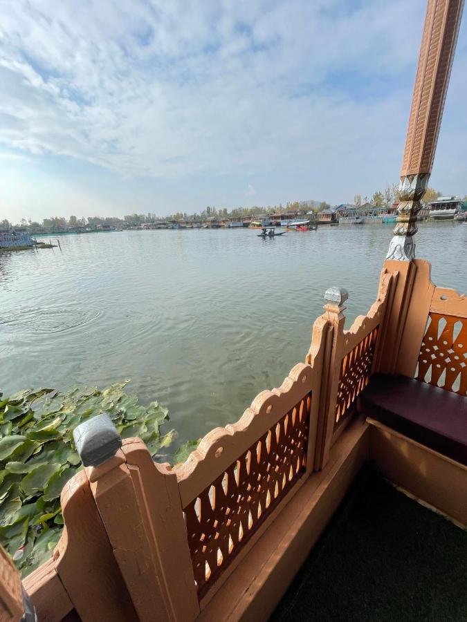 Floating Young Gulshan Houseboat Srīnagar Exterior foto