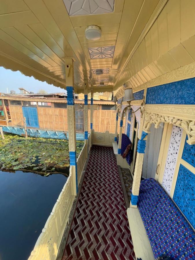 Floating Young Gulshan Houseboat Srīnagar Exterior foto