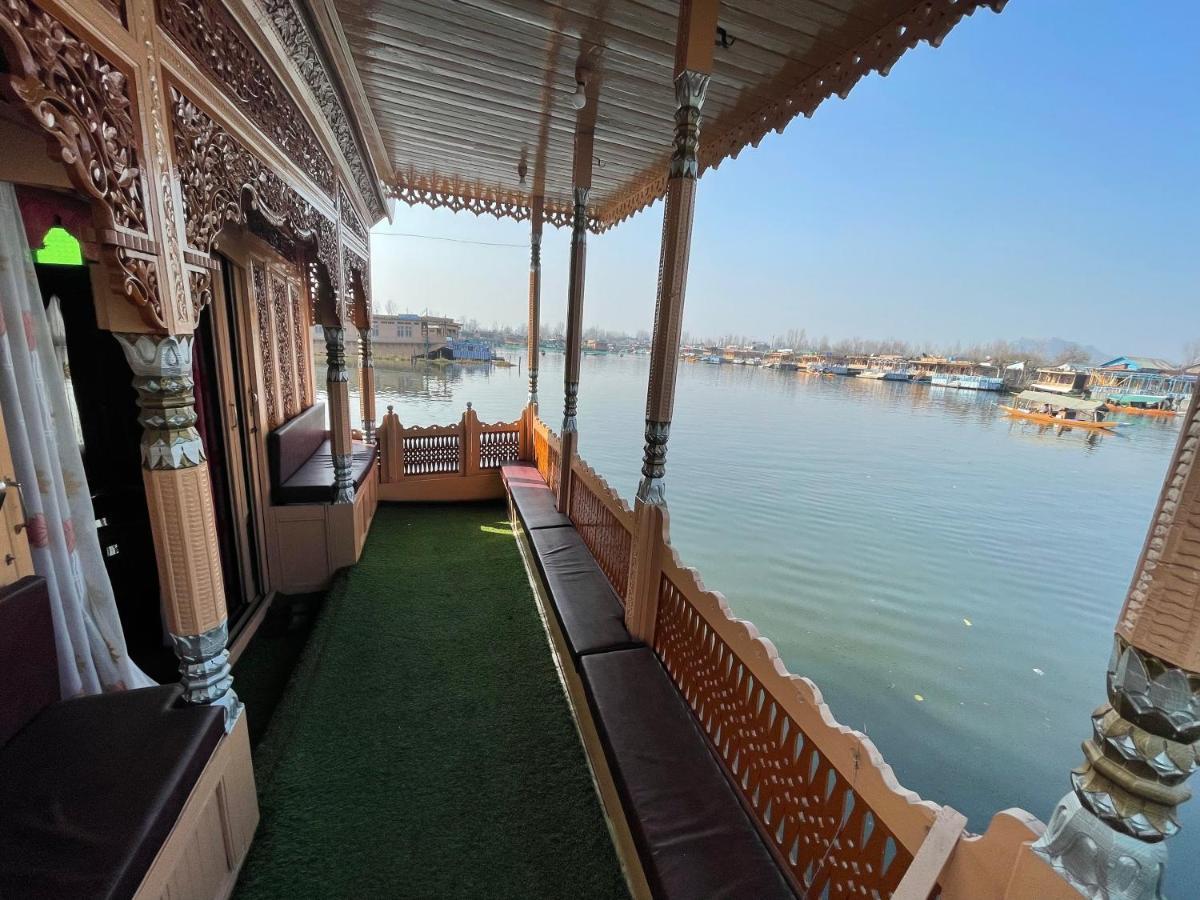 Floating Young Gulshan Houseboat Srīnagar Exterior foto