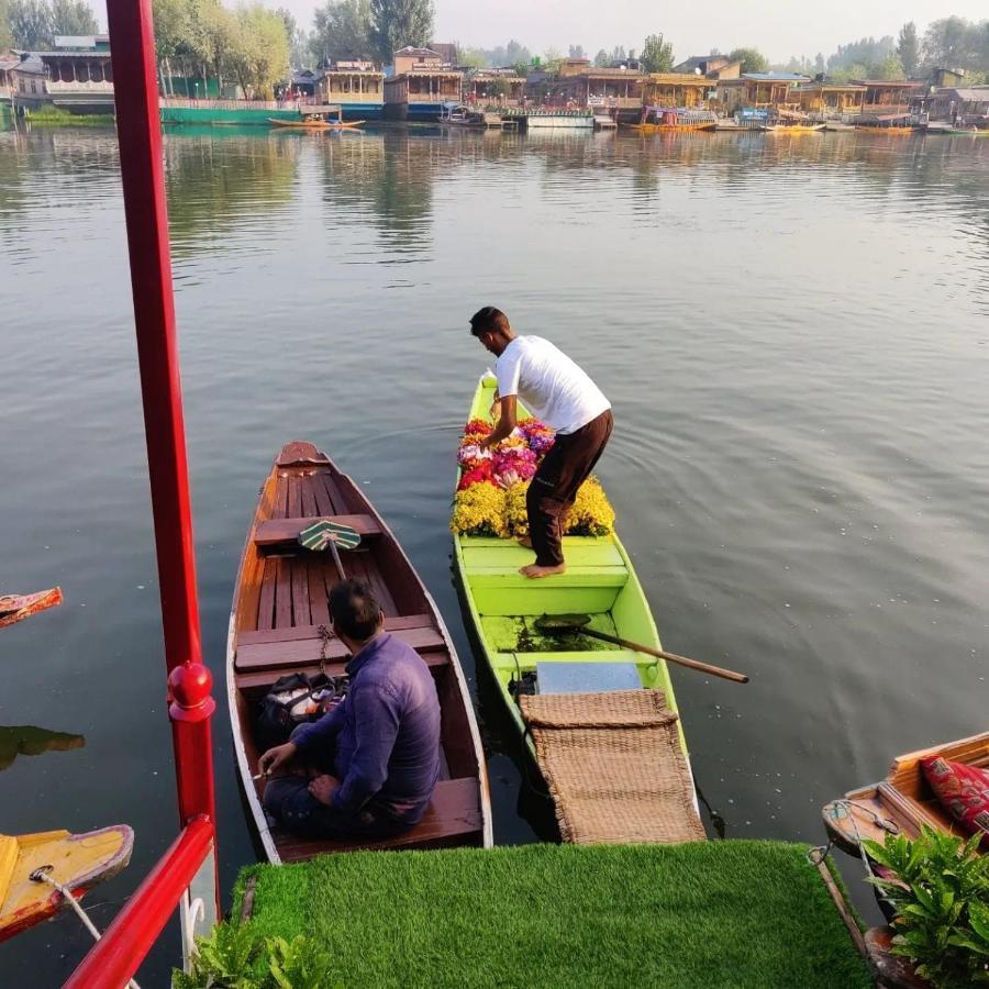 Floating Young Gulshan Houseboat Srīnagar Exterior foto