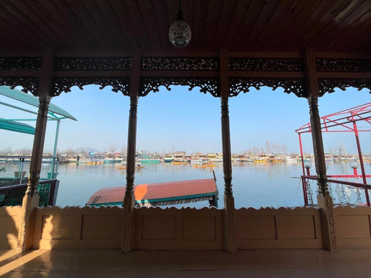 Floating Young Gulshan Houseboat Srīnagar Exterior foto