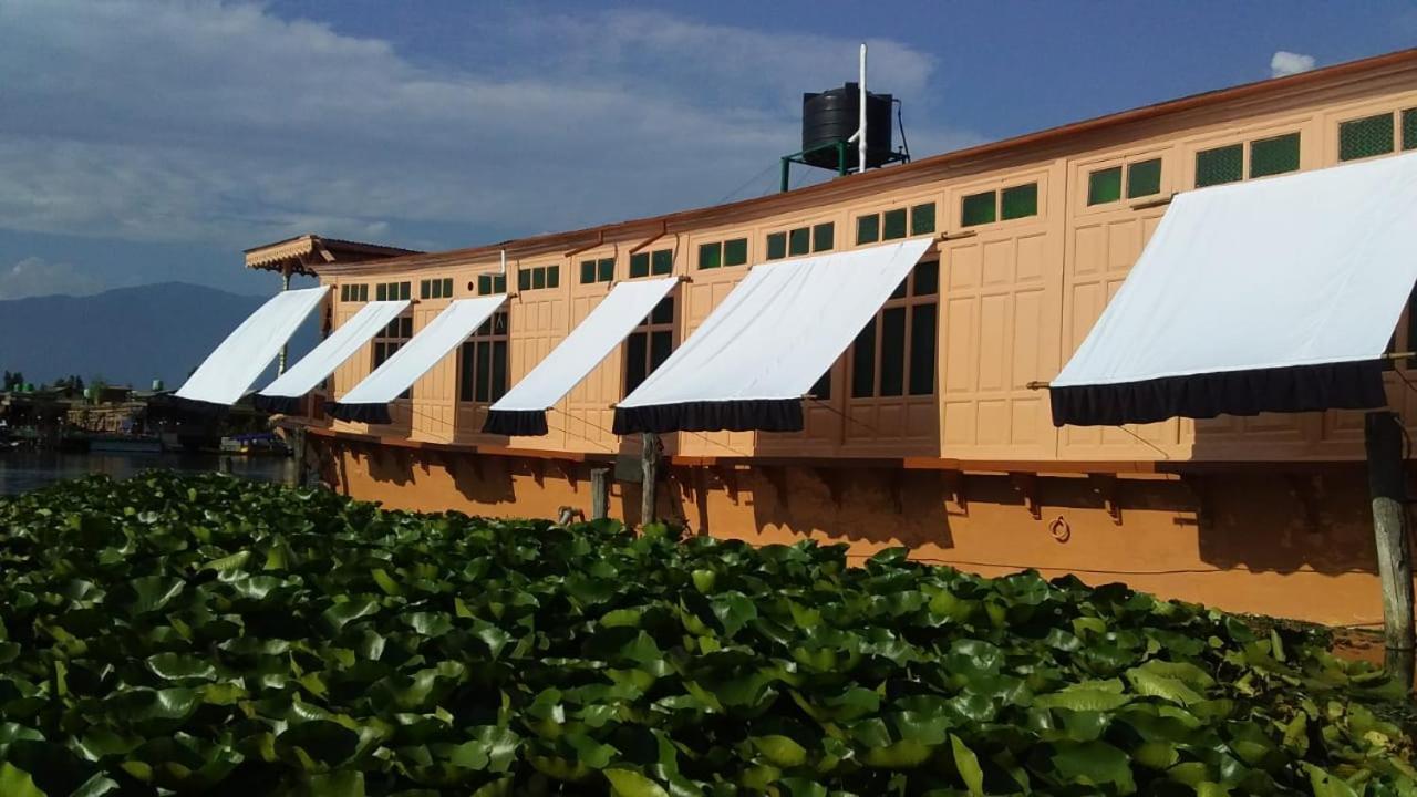 Floating Young Gulshan Houseboat Srīnagar Exterior foto